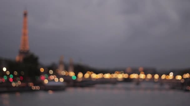 Torre Eiffel iluminada al atardecer — Vídeo de stock