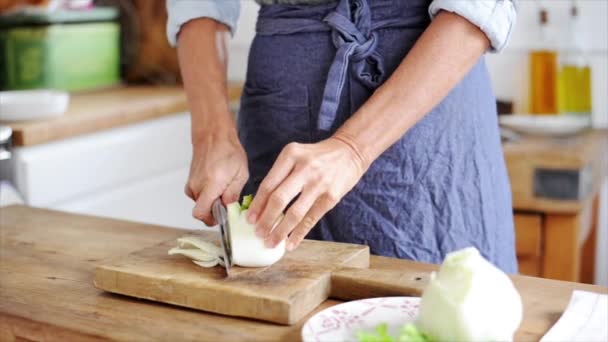 Женщина режет луковицу фенхеля — стоковое видео