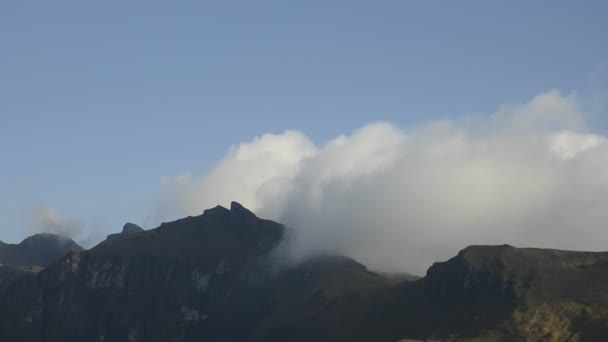 Nubes sobre picos de montaña — Vídeo de stock