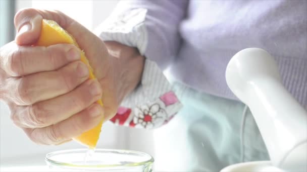 女人的手从一个橙子榨果汁 — 图库视频影像