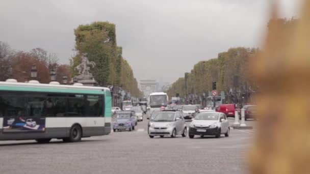 Αυτοκίνητα που διέρχονται μέσα από πολυσύχναστο δρόμο — Αρχείο Βίντεο
