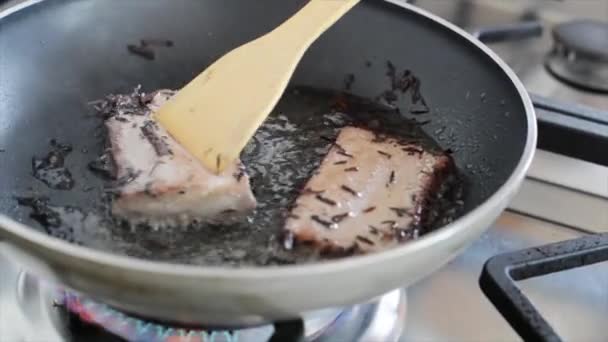 Cocinar atún fresco — Vídeo de stock