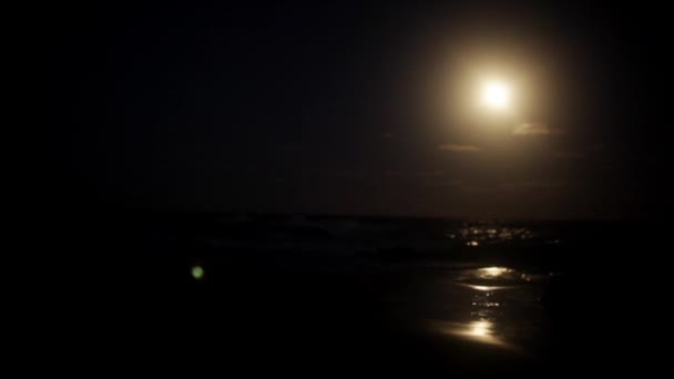 Πλήρες φεγγάρι πάνω από την θάλασσα — Αρχείο Βίντεο
