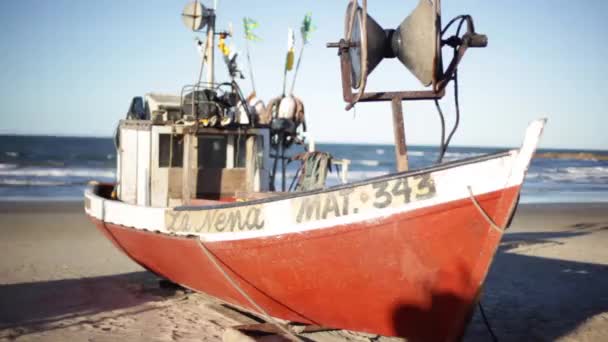 Barco de pesca en la playa — Vídeos de Stock