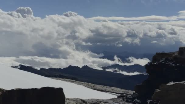 Time-lapse van wolken overgang van bergen — Stockvideo