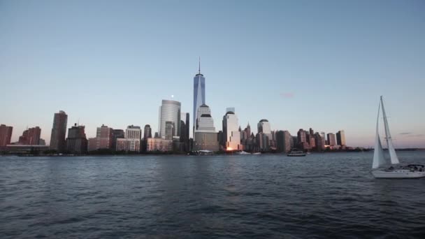 Vista panorámica de un velero en el río Hudson — Vídeos de Stock