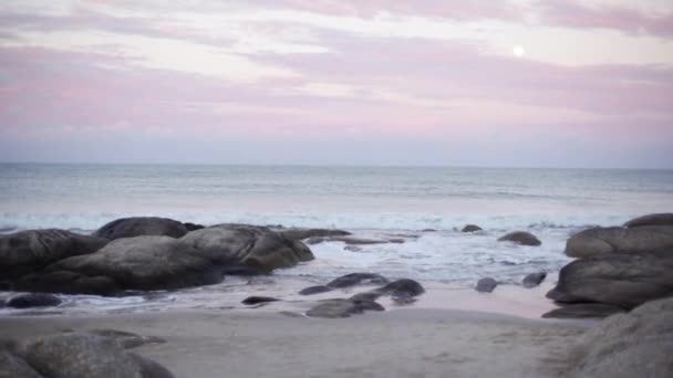 Vågorna kraschar på stenig strand — Stockvideo