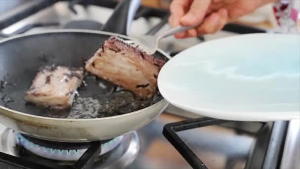 Het verwijderen van gekookte tonijn uit pan — Stockvideo