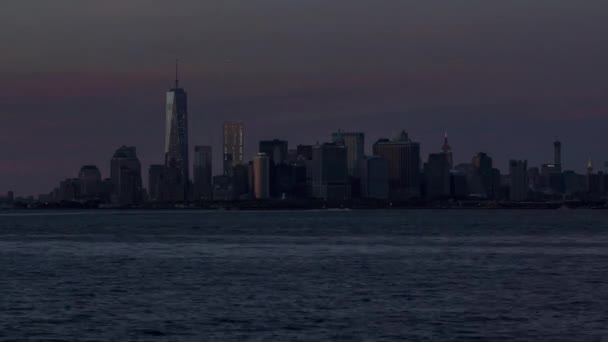 Noche cayendo sobre East River y Lower Manhattan — Vídeos de Stock