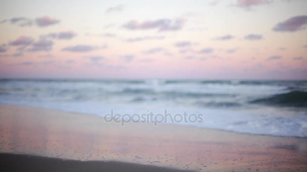 Golven op het strand — Stockvideo