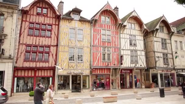 Moderní obchody ve středověkých budov — Stock video