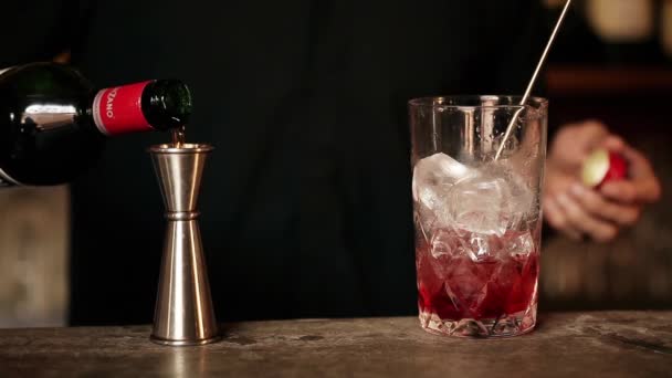 Barkeeper fügt Wermut zu Cocktail hinzu — Stockvideo