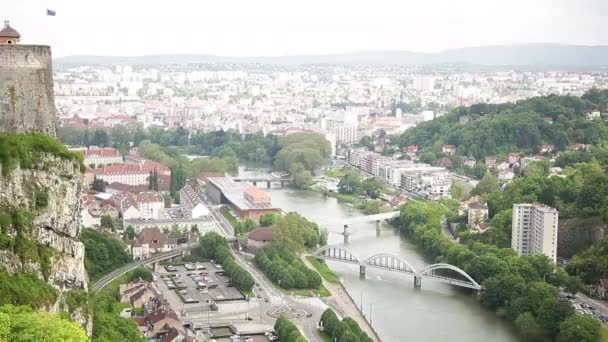 Letecký pohled na řeku Doubs prostřednictvím Besancon — Stock video