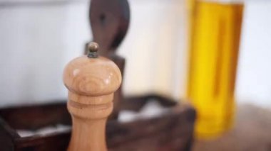 Karabiber değirmeni alarak el