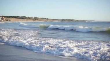 Dalgalar çökmesini kıyısında