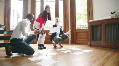 Takım arkadaşları birlikte çalışma