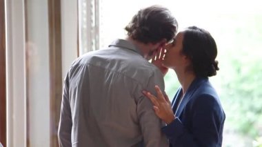 Adamın kulağına fısıldayan kadın