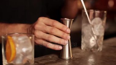 Barmen aletlerden dökme içeriğini 