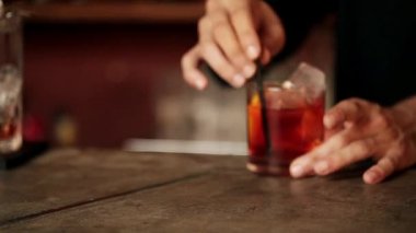Barmen hizmet negroni