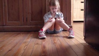 Katta oturan, şarkı ve dijital tablet vasıl bakarak küçük kız