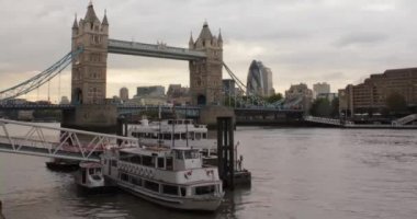 Tower Bridge Thames nehri geçerken