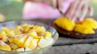 Kesme mango meyve salatası için eklemek için