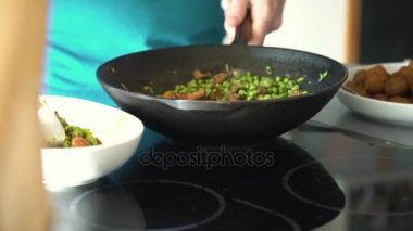 Adam spooning pişmiş bezelye
