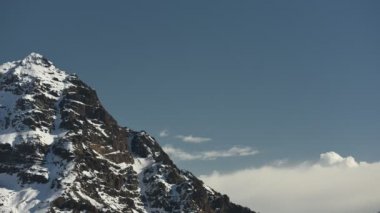 Pürüzlü dağ tepe görünümünü 