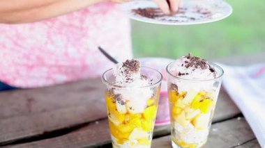 Dondurma üstüne Çikolata talaşı serpme