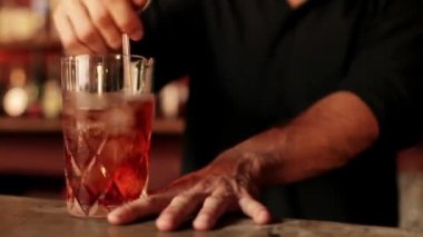 Barmen Negroni Cam karıştırma