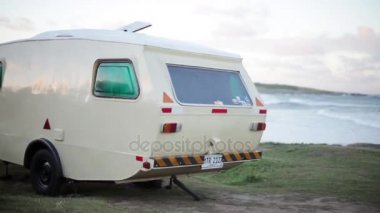 Deniz kumsalda römork