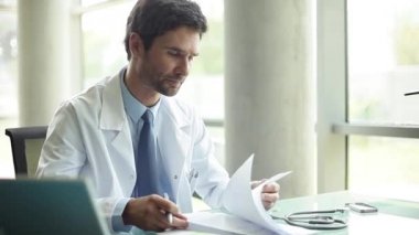 Konsültasyon çerçeve hasta ile yapıyor doktor