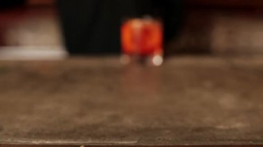 Barmen hizmet negroni