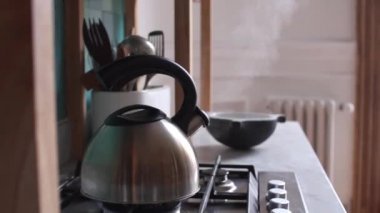 Çaydanlık stovetop üzerinde kaynar
