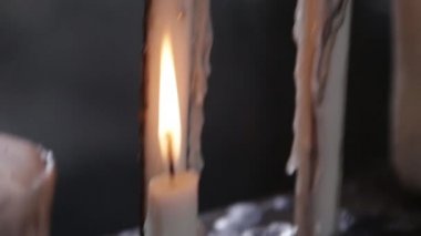 Yakıcı ve mumlar damlayan