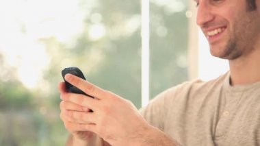 Adam kısa cep telefonundan mesaj