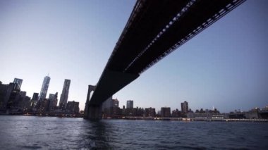 Brooklyn Köprüsü altında hareket dron görünümü