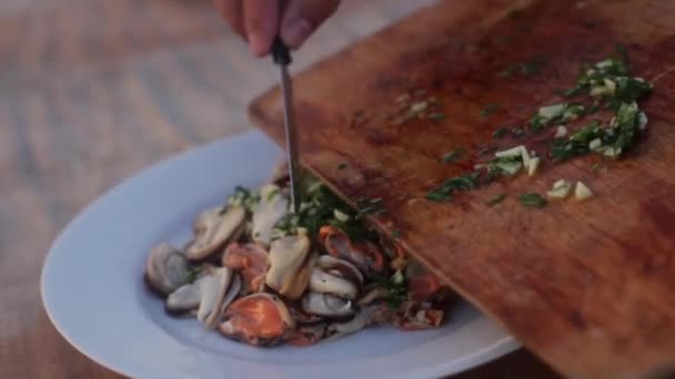 Doğranmış otlar için yeni pişirilmiş midye ekleme — Stok video