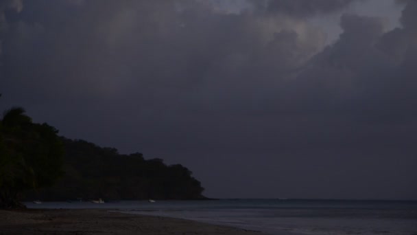 Tempo lapse colpo di notte che cade sulla spiaggia — Video Stock