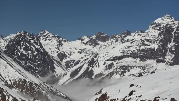 Wolken die bewegen door de bergen van de Andes in Chili — Stockvideo
