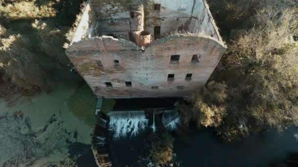 Покинута будівля на річці — стокове відео