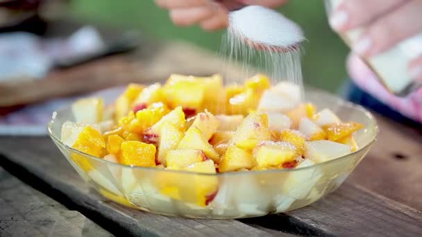 Polvilhe açúcar na mistura de salada de frutas — Vídeo de Stock