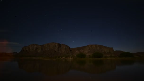 山の尾根が付いている湖の夜景 — ストック動画