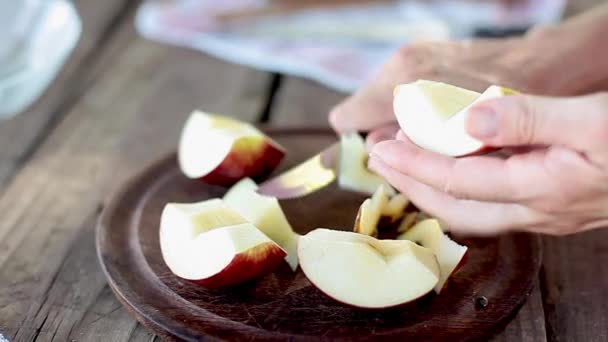 Vrouw Slicing apple — Stockvideo