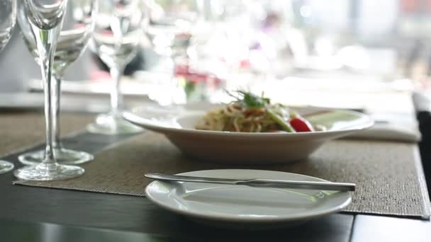 Entrada en la mesa del restaurante — Vídeos de Stock