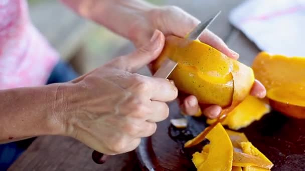 Kvinna Peeling mango — Stockvideo