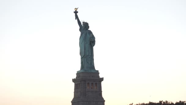 Статуя свободы в Нью-Йорке, — стоковое видео