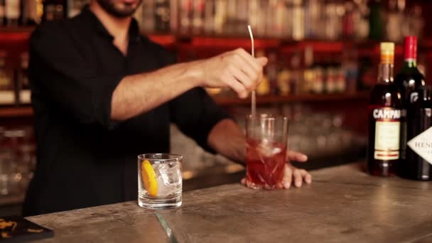 Cantinero preparando y vertiendo negroni — Vídeos de Stock