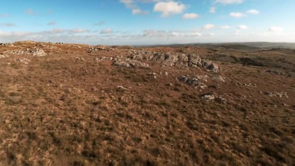 Weg door rotsachtige landschap — Stockvideo