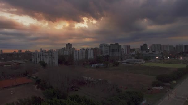 Hoge stijgingen dot stedelijk landschap — Stockvideo
